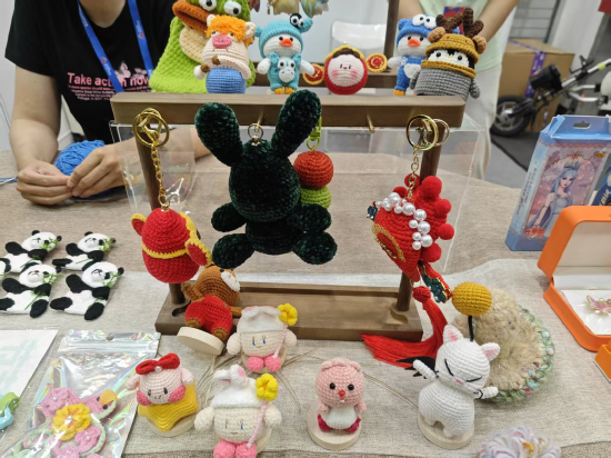 广发E配 好博会|最细仅三根头发丝，残疾人用钩织文创创收