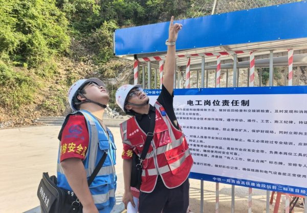 港盛国际 他将火把节精神焊进西渝高铁隧道