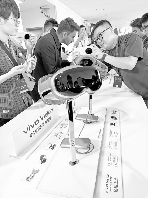 浙商配资 手机厂商涌入新赛道 竞逐人机交互下半场