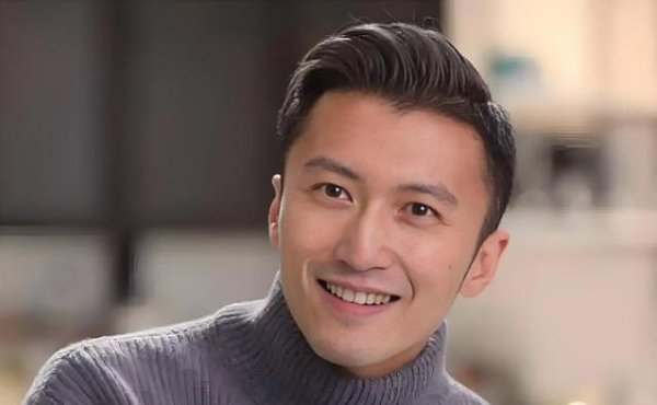 中金策略 45岁谢霆锋重庆开唱3小时，抱吉他一跃1米，秘密全在这